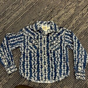Cute little paisley navy and white Cinch paisley button down shirt.